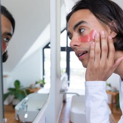 Cette petite tache rouge comme une goutte de sang sous la peau : angiome ou pétéchie ?