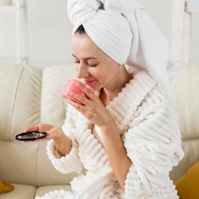 Peau et cycle menstruel : comment évolue la peau à chaque phase et comment adapter sa routine
