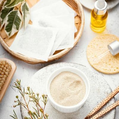 Niacinamide et acide salicylique : le duo gagnant face aux boutons, marques et pores dilatés