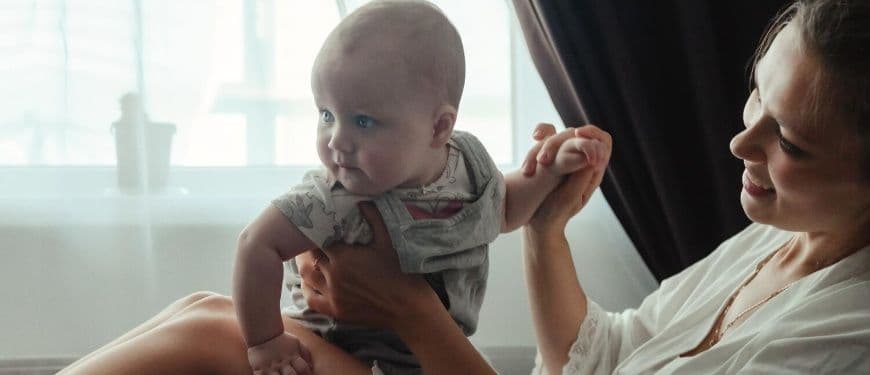 Bébé sursaute en dormant et écarte les bras : comprendre le réflexe de Moro