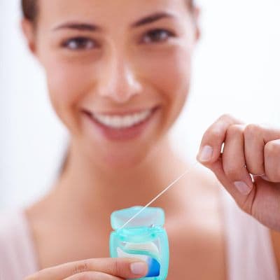 Gencives enflammées : 5 remèdes rapides et efficaces à faire à la maison