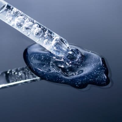 DMAE : qu’est-ce que cet actif cosmétique et comment agit-il sur la peau ?