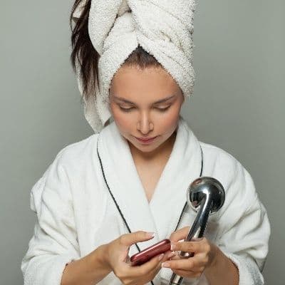 Xérose sénile : pourquoi les douches trop chaudes assèchent la peau mature