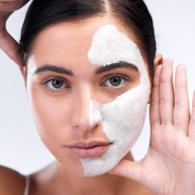 Comment traiter les comédons fermés et lisser le grain de peau du visage