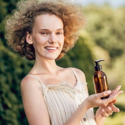 Huile de romarin et cheveux blancs : ce qu'en dit la science et pour qui elle marche vraiment