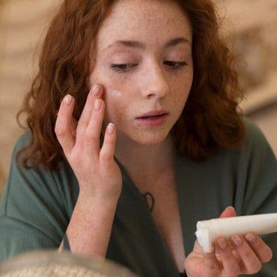 Teint terne : dans quel ordre appliquer vos soins pour retrouver une peau éclatante