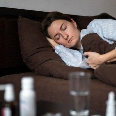 Toux nocturne : pourquoi vous toussez plus la nuit et comment y remédier