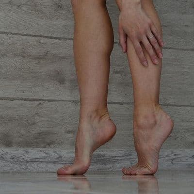 Jambes lourdes en été : pourquoi la chaleur aggrave-t-elle les symptômes et que faire ?