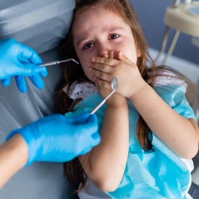 Taches sur les dents des enfants : comment traiter la fluorose dentaire ?