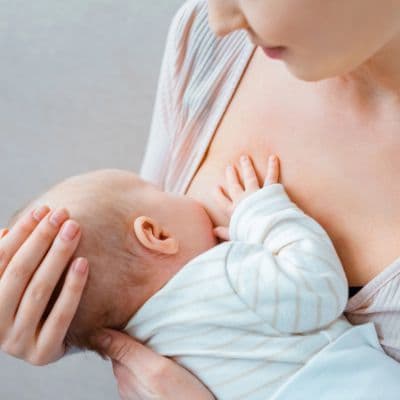 Le mystère du colostrum : le tout premier super-aliment de bébé