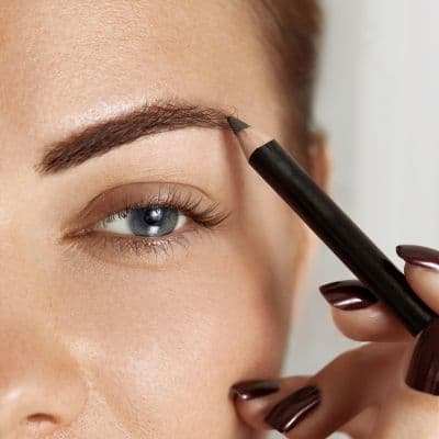 Pourquoi vos sourcils ne restent pas fixés et l’astuce pour qu’ils tiennent toute la journée
