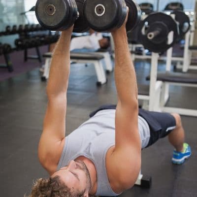 French press : maîtrisez la technique pour des triceps plus forts et bien dessinés