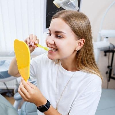 Hygiène des appareils dentaires : accompagner l'équilibre bucco-dentaire et le confort au quotidien