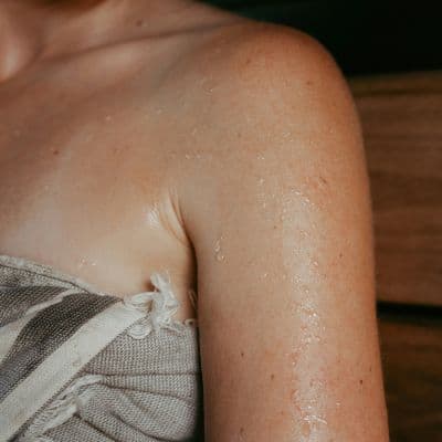 Huile de millepertuis : un soin naturel pour les peaux fragilisées et les petits chocs