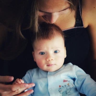 Bébé sursaute en dormant et écarte les bras : comprendre le réflexe de Moro