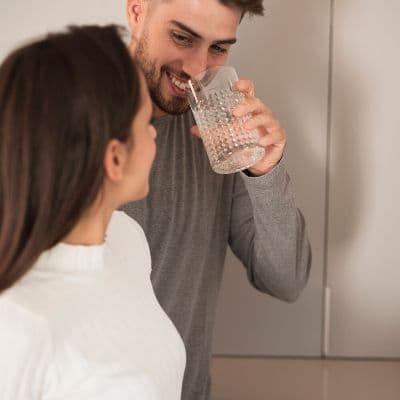 Boire trop d’eau : quels risques et comment trouver le bon équilibre d’hydratation ?