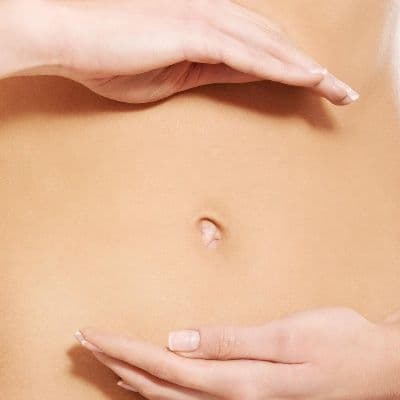 Infection du nombril (omphalite) chez l'adulte : causes, symptômes et traitements