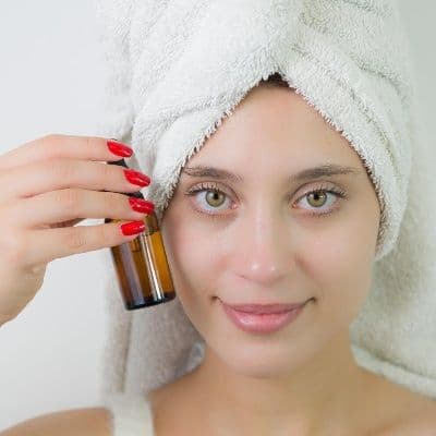 L'huile secrète que les maquilleuses s'appliquent chaque soir au ras des cils