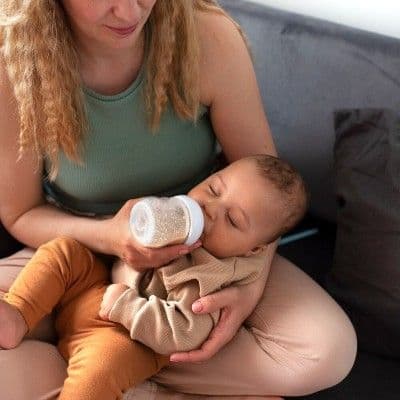 Coliques du nourrisson : 5 erreurs à ne plus faire avec le biberon