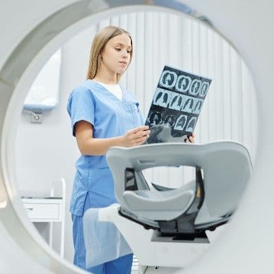 Produit de contraste au gadolinium : combien de temps reste-t-il dans l’organisme ?