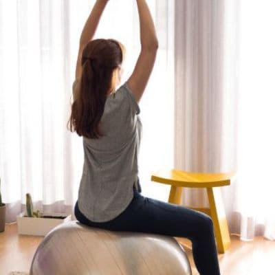 6 exercices faciles pour soulager et renforcer les genoux après 60 ans