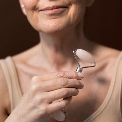 Tech neck : nos conseils pour prévenir et corriger les rides du cou