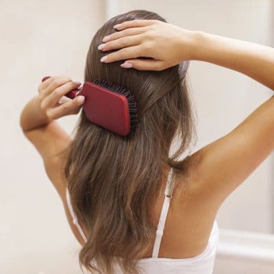 Pourquoi les cheveux tombent-ils après l'accouchement ?