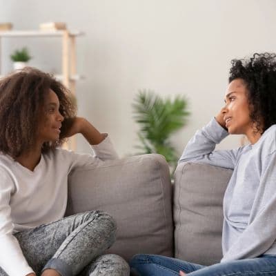 Premières règles : à quoi s’attendre et comment se sentir prête