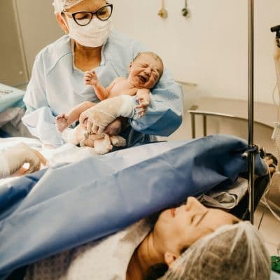 Lochies après l’accouchement : ce changement de couleur peut alerter sur une infection