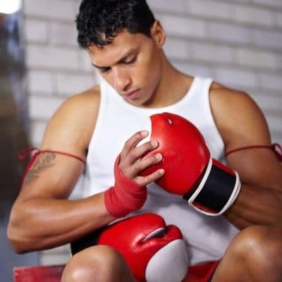 Mains abîmées par la boxe : comment soigner et prévenir les gerçures sur les articulations