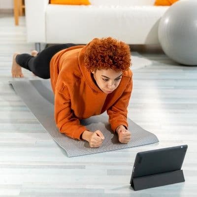 Pompes inclinées : la variante idéale pour sculpter vos bras et vos pectoraux en douceur