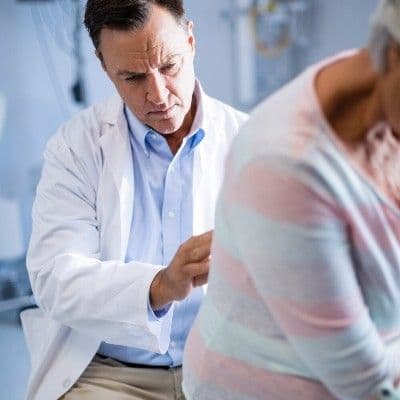 Tremblement de repos : quelles maladies peuvent en être à l'origine et comment est-il évalué ?