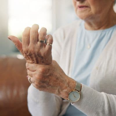 Arthropathie dégénérative : qu’est-ce que c’est et quelle différence avec l’arthrose ?