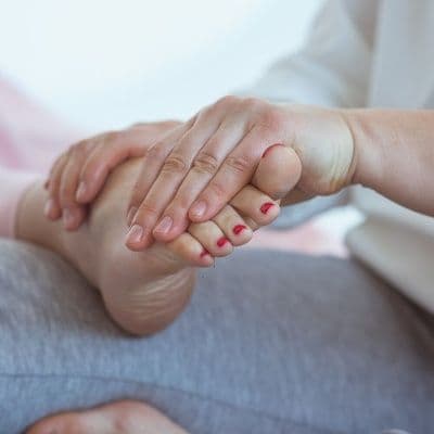 Réflexologie plantaire : comment ce massage des pieds peut apaiser votre anxiété