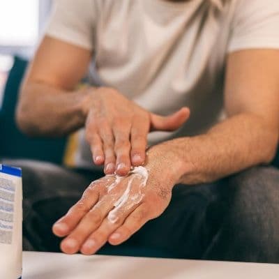 Crème de kétoconazole : utilisations, bienfaits et différences avec la voie orale