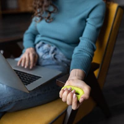 Souris verticale ergonomique : l’alliée idéale pour prévenir la tendinite du poignet au travail
