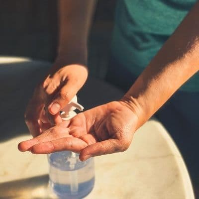 Prurit aquagénique : pourquoi la peau démange après le contact avec l’eau ?
