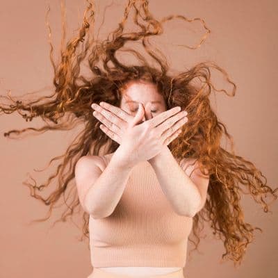 Cheveux fins et gras : pourquoi vos cheveux regraissent vite et comment y remédier