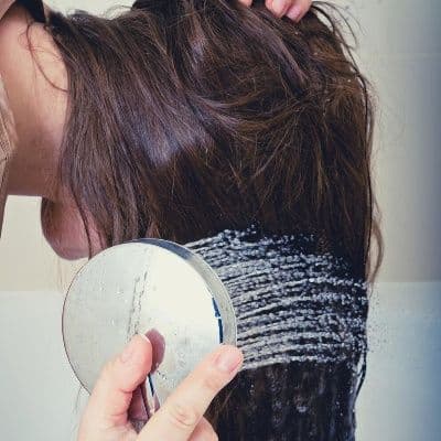 Lutte contre les pellicules : pourquoi réapparaissent-elles malgré un lavage quotidien ?