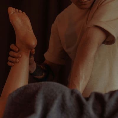 Fourmillements dans les pieds : causes, circulation et solutions pour les soulager