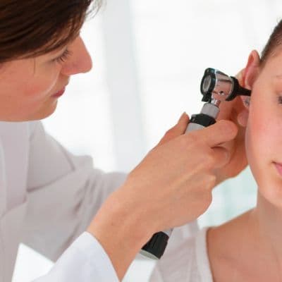 Otite du nageur : remèdes naturels pour soulager la douleur auriculaire