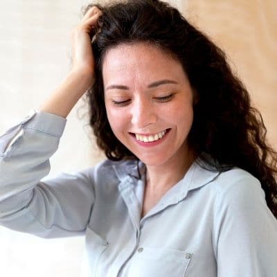 Cheveux qui regraissent vite : comment le pH du cuir chevelu influence vos racines