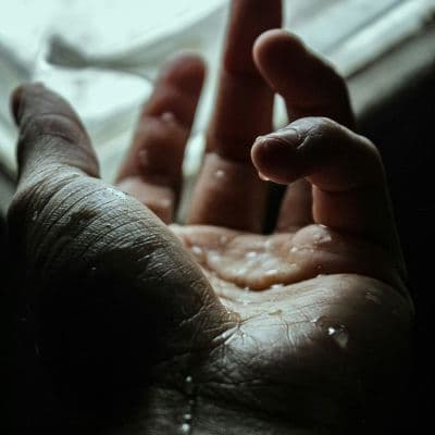 Mains qui transpirent : solutions contre l’hyperhidrose palmaire