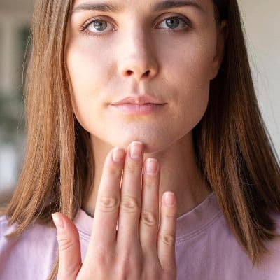 Ongles striés : conseils pratiques et solutions efficaces